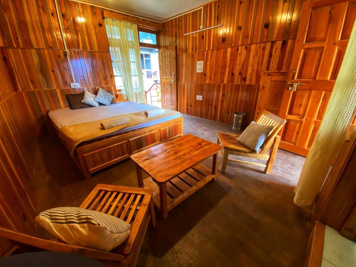 Pine Tower Inn Manāli Exteriör bild